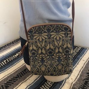 Crossbody purse made of tapestry like material